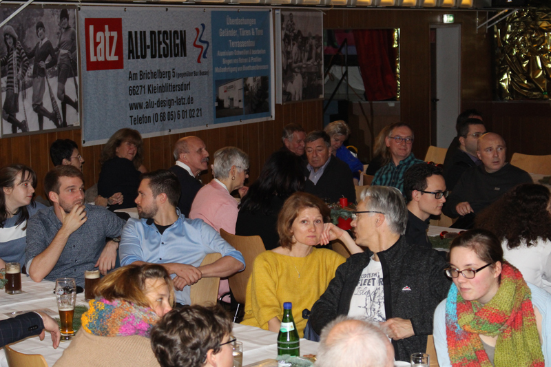 Die zahlreichen Gäste der Feier leute tisch