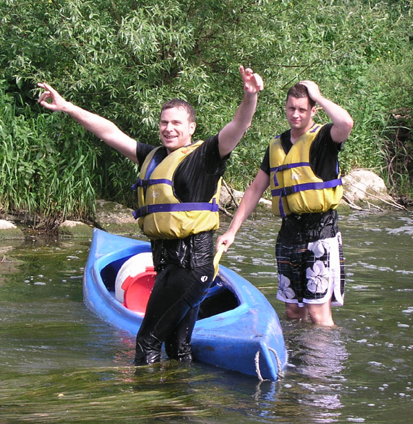 Team - Zwei in einem Boot - nach erfolgreichem Kentern