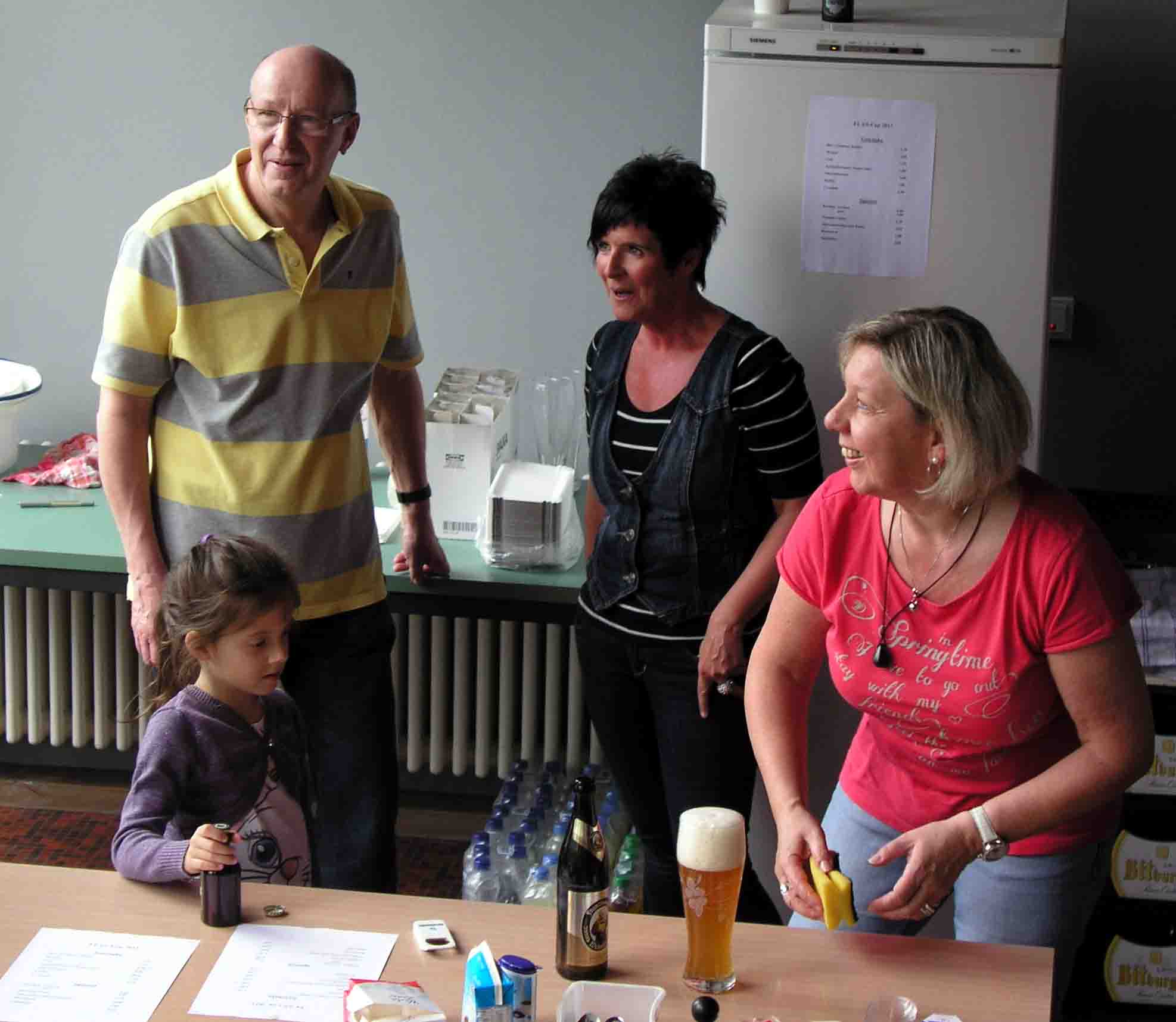 Fröhliche Thekenmannschaft