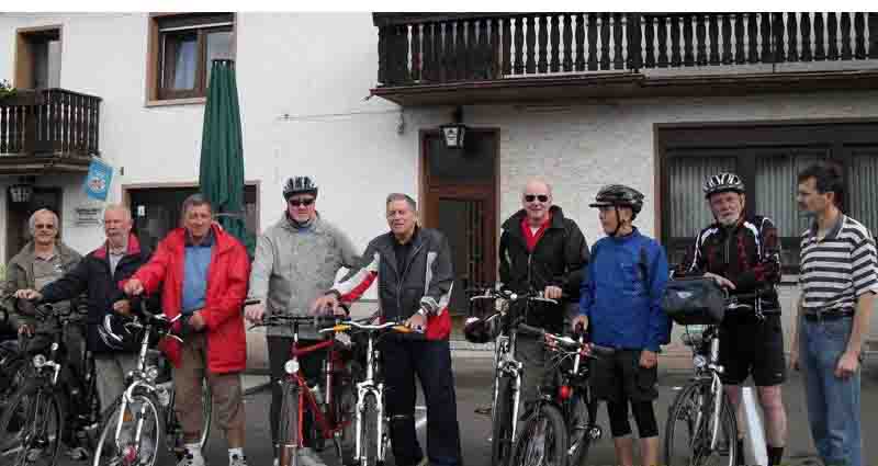 Gruppenbild vor unserer Pension - Gasthaus / Restaurant Born