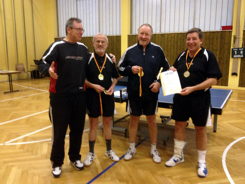 Kreispokalsieger (vlnr: Dietmar Gruhn (vom DJK Heusweiler, hier als Gratulant ;-) ) Wolfgang Hesselbach, Horst Herbert und Charles Reichert